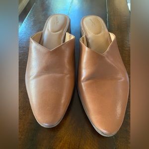 Size 11 Universal Thread mules